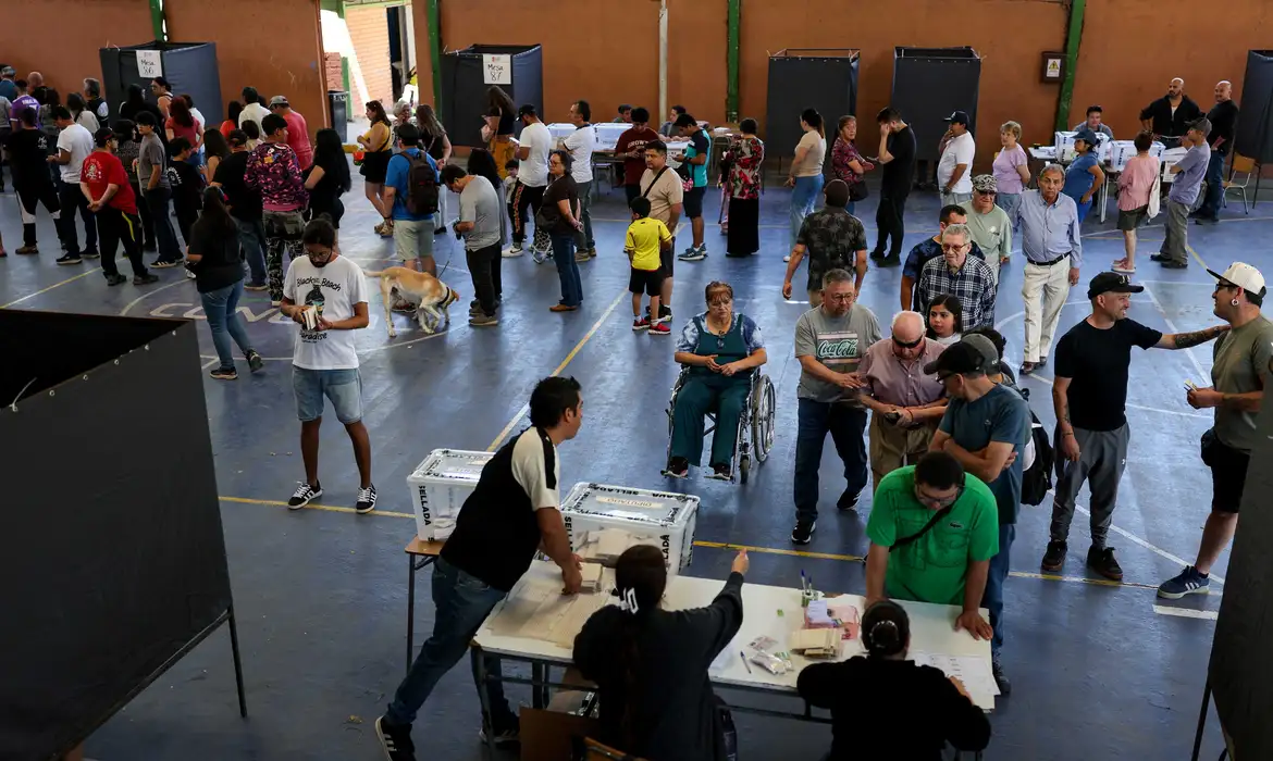 Chile Decide: Eleitores Vão às Urnas em Eleição Presidencial Apertada - Foto (Divulgação)