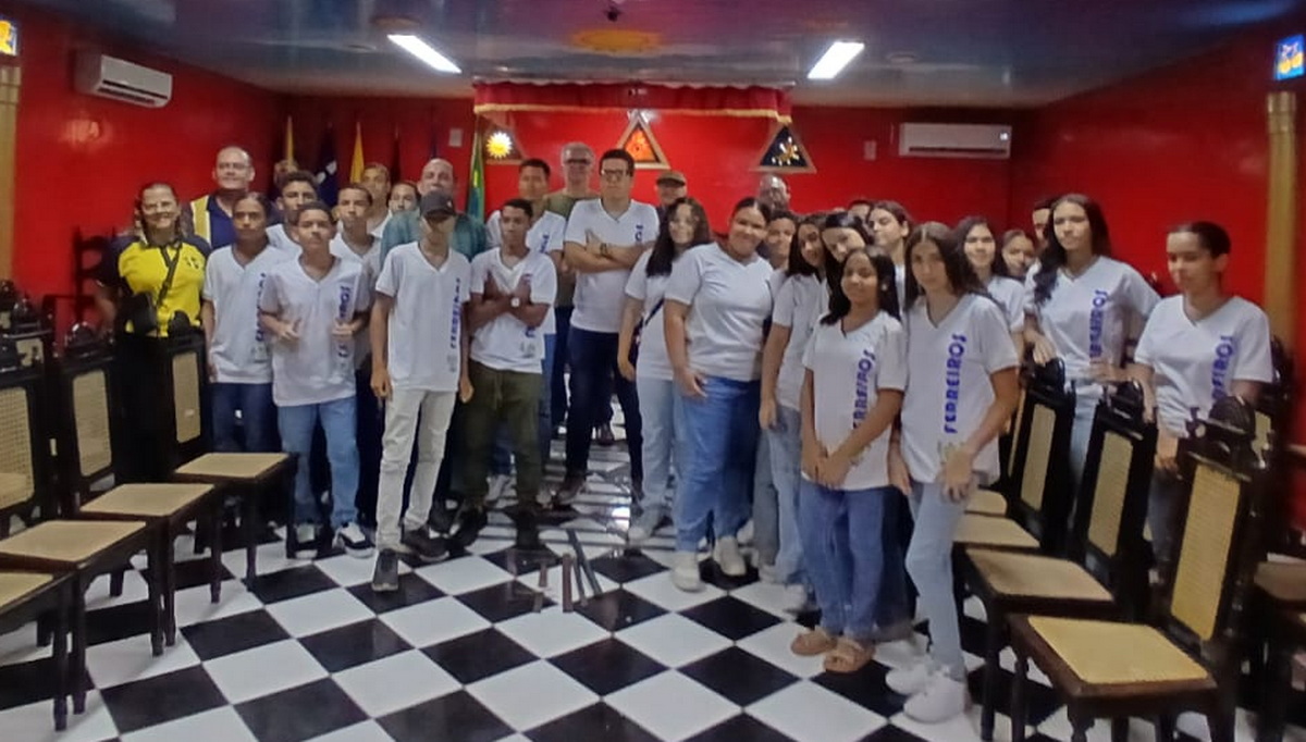 Estudantes de Ferreiros–PE Vivenciam História e Cultura em Visita à Primeira Loja Maçônica do Brasil
