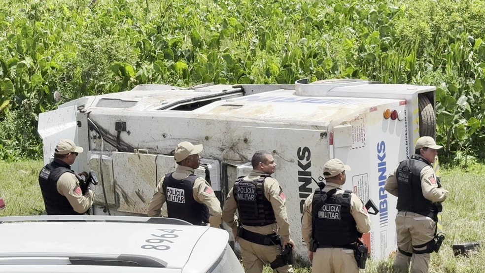 Carro-forte capotou entre os municípios de Mata Redonda e Alhandra - Foto (Flávio Fernandes-TV Cabo Branco)