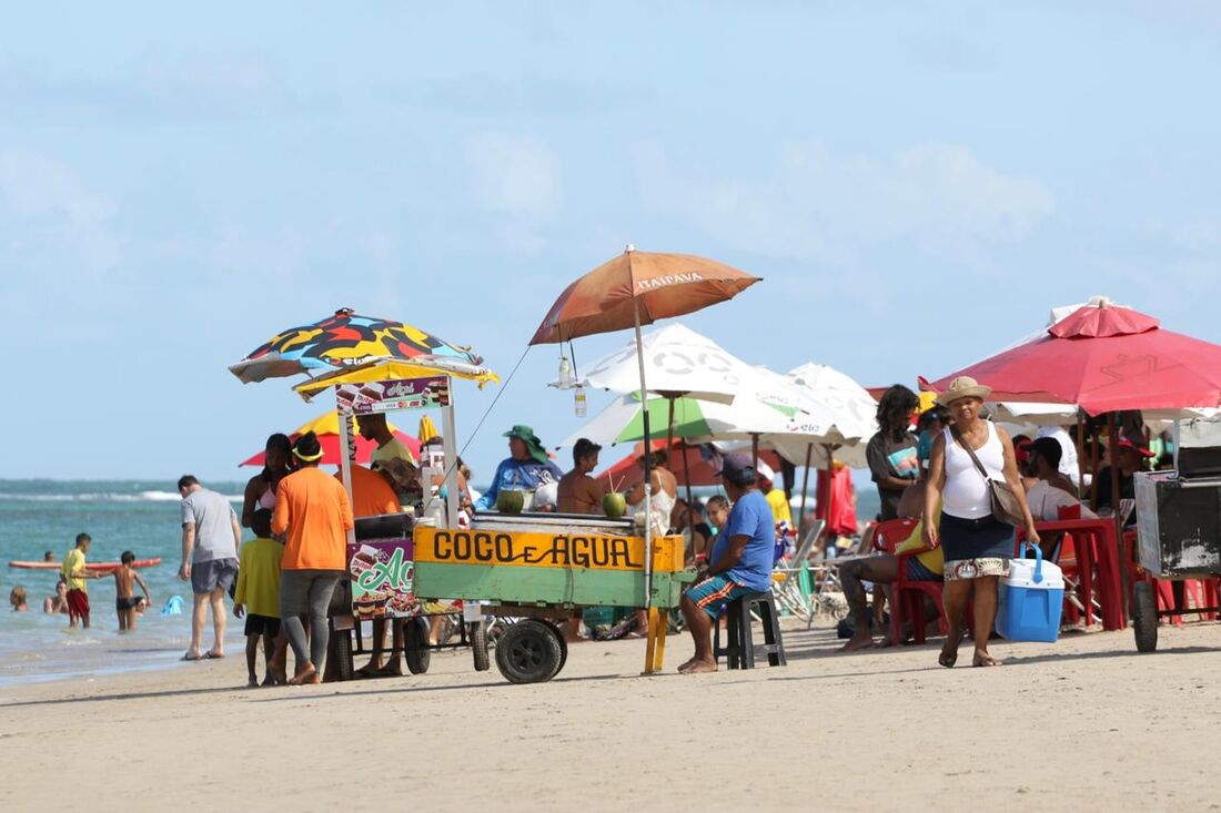 Comerciantes na praia de Porto de Galinhas - Foto (Ed Machado)