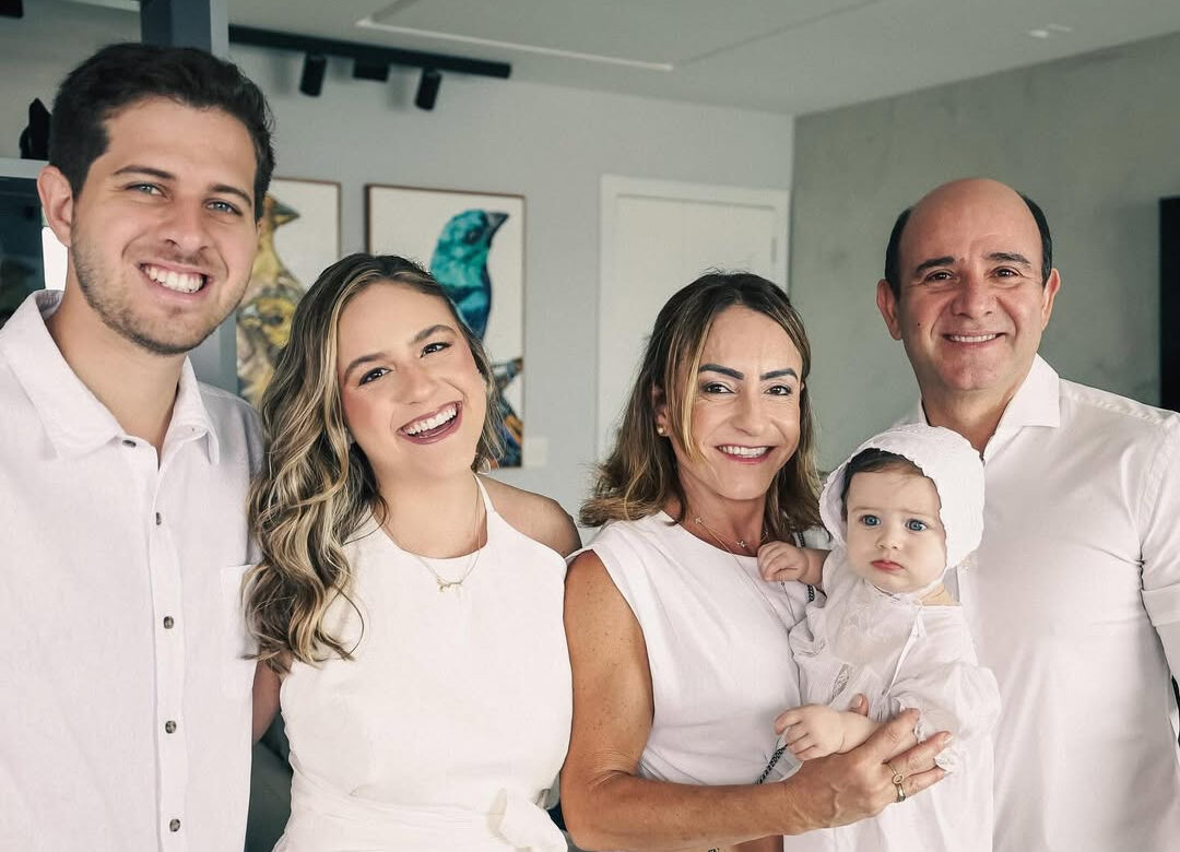 Pedro Campos ao lado da esposa, Guta, da filha, Nina, e dos sogros Magaly e Augusto Carneiro - Foto (Reprodução-Instagram)