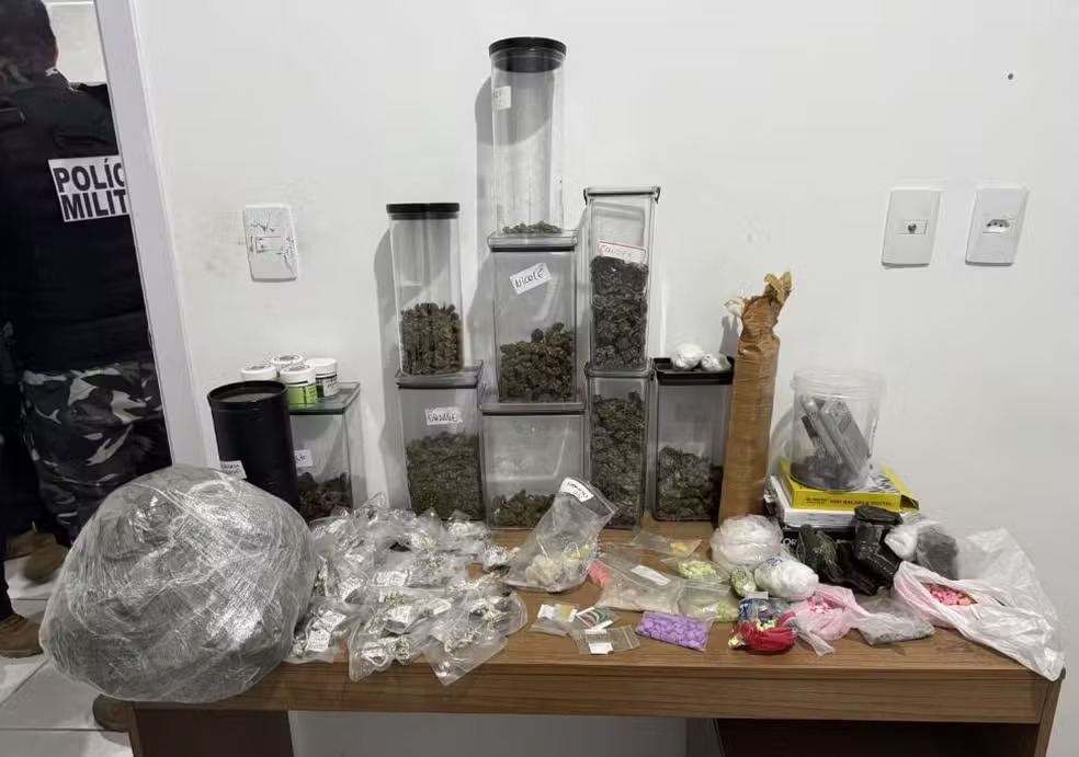 Polícia Militar apreende diversas porções e tipos de drogas (Gramame) - Foto (PM-Divulgação)