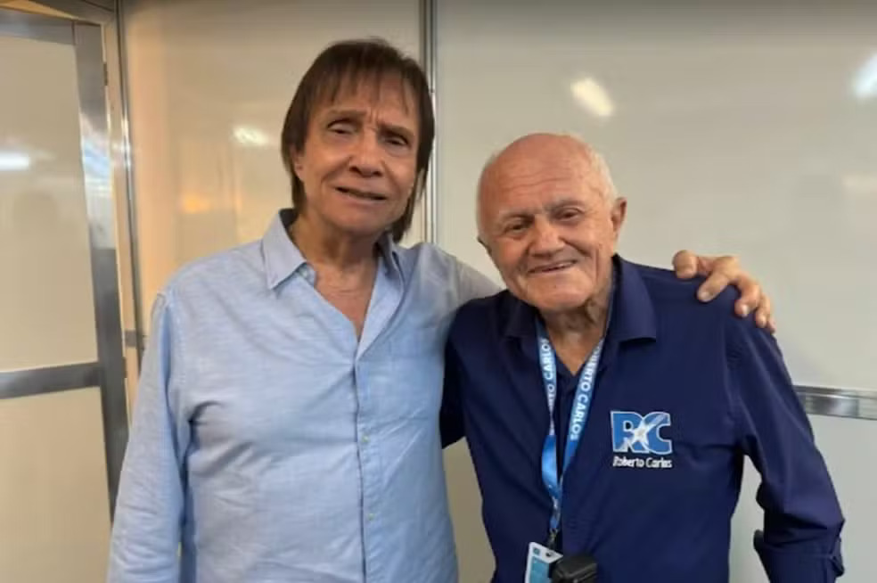 Roberto Carlos ao lado do paraibano Genival Barros, que comandou sua equipe técnica de shows desde 1965 - Foto (Genival Barros-Acervo pessoal)