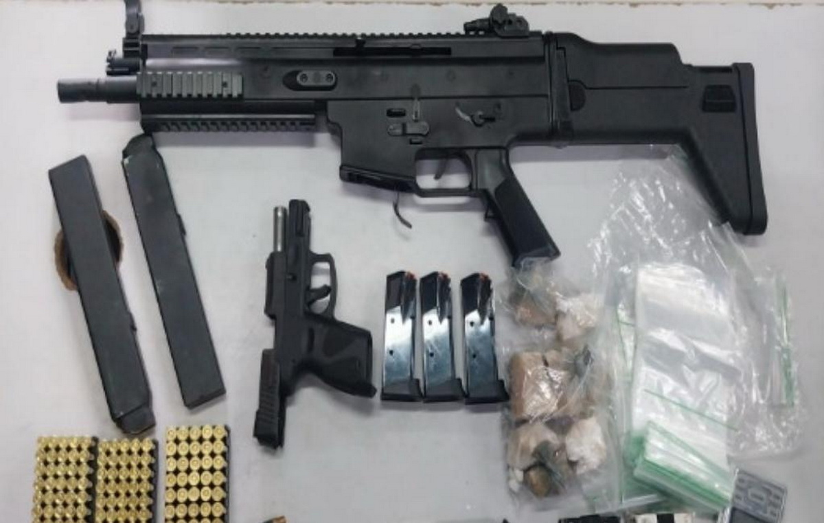 Ação integrada entre as Polícias Civil e Militar apreende armas, drogas e prende suspeito de homicídio em Paudalho - Foto (Reprodução)