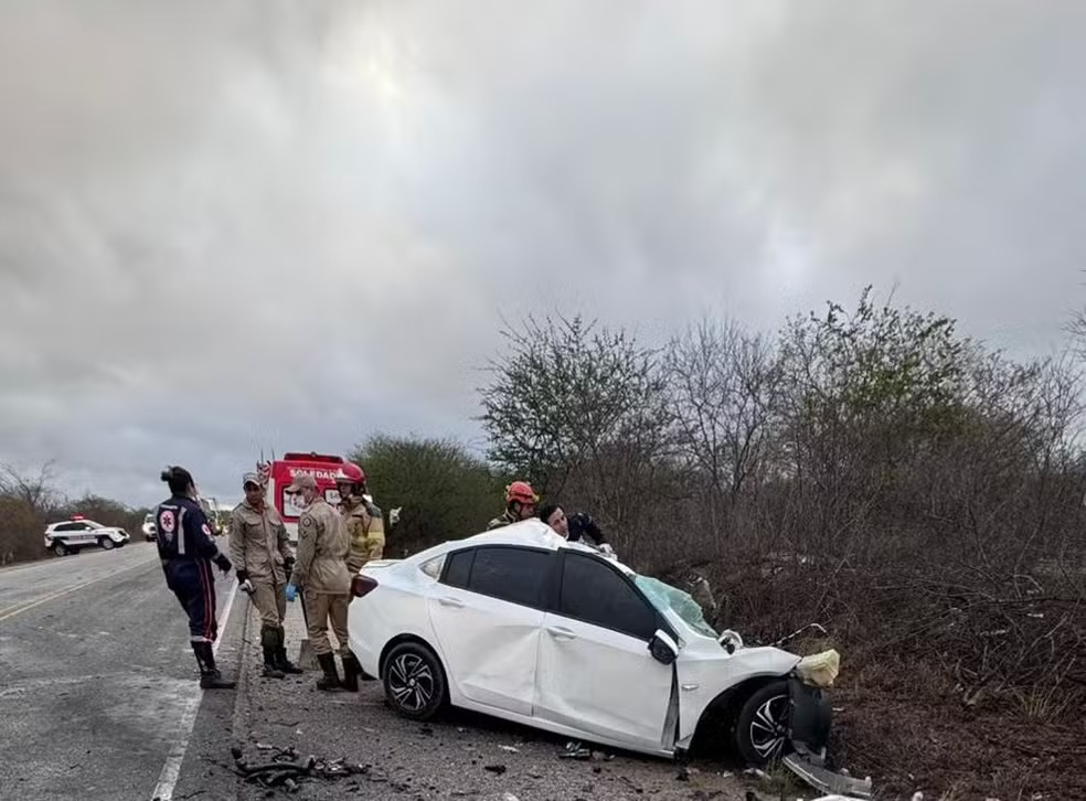 Acidente entre carro e carreta deixa cinco mortos na BR-230, na Paraíba - Foto (Reprodução)