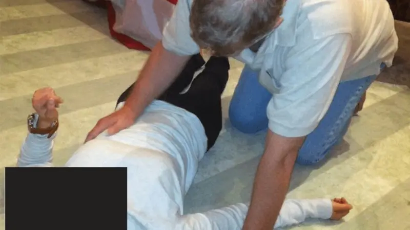 Em uma das imagens, a mão da mulher está levantada enquanto Andrew toca a lateral do seu corpo - Foto (BBC-Reprodução)