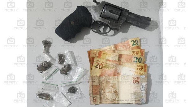 Homem suspeito de integrar facção criminosa, é preso pela Polícia Militar por porte ilegal de arma e tráfico de entorpecentes na cidade de Caaporã