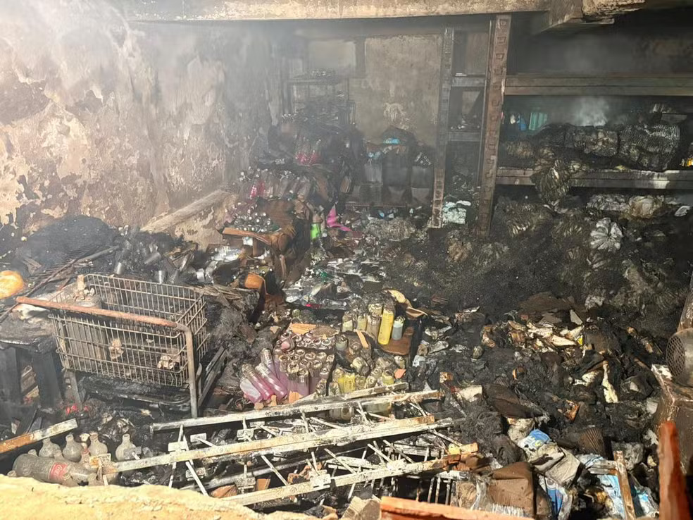 Incêndio em mercado de Campina Grande não deixou ninguém ferido, mas destruiu mercadorias - Foto (Lídice Pegado-TV Paraíba)