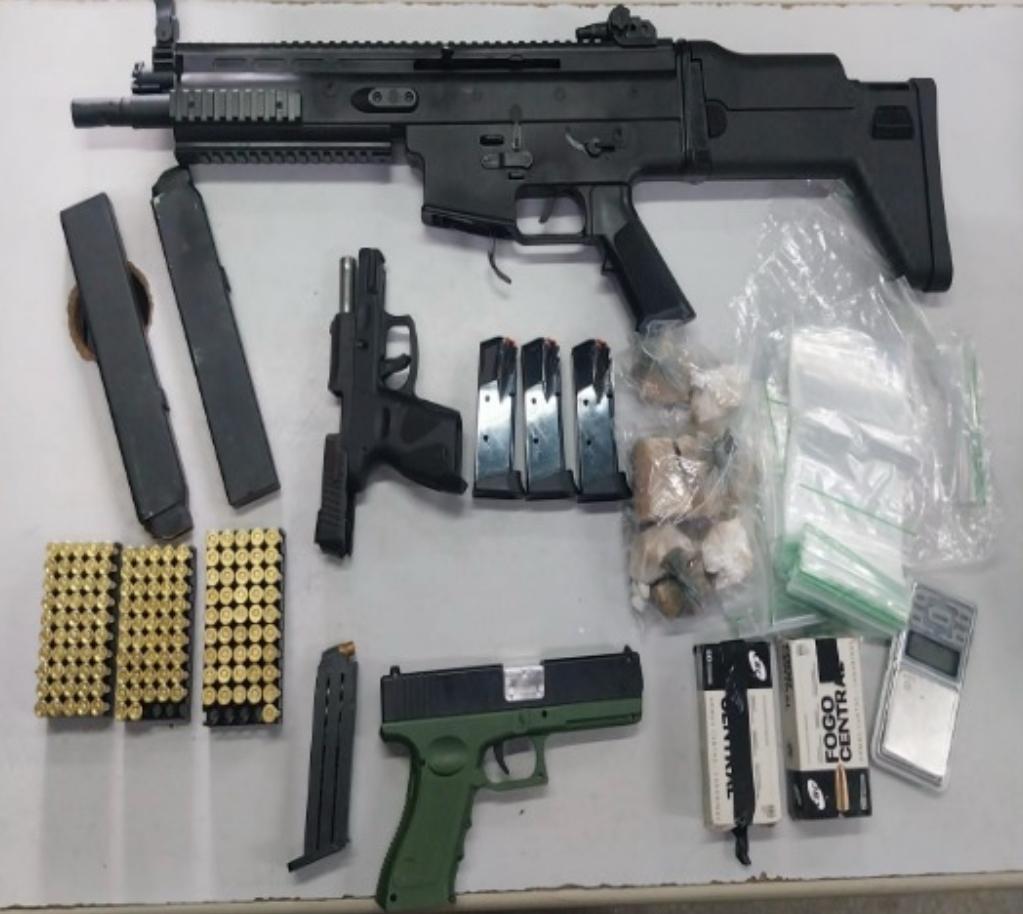 Ação integrada entre as Polícias Civil e Militar apreende armas, drogas e prende suspeito de homicídio em Paudalho - Foto (Reprodução)