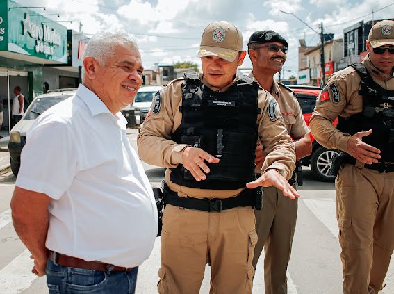 Parceria entre Prefeitura de Alhandra e Polícia Militar marca início da obra do novo Batalhão com demolição do antigo prédio - Foto (Reprodução)