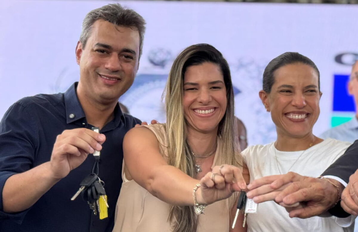 Goiana recebe quatro novos ônibus escolares durante visita da Governadora