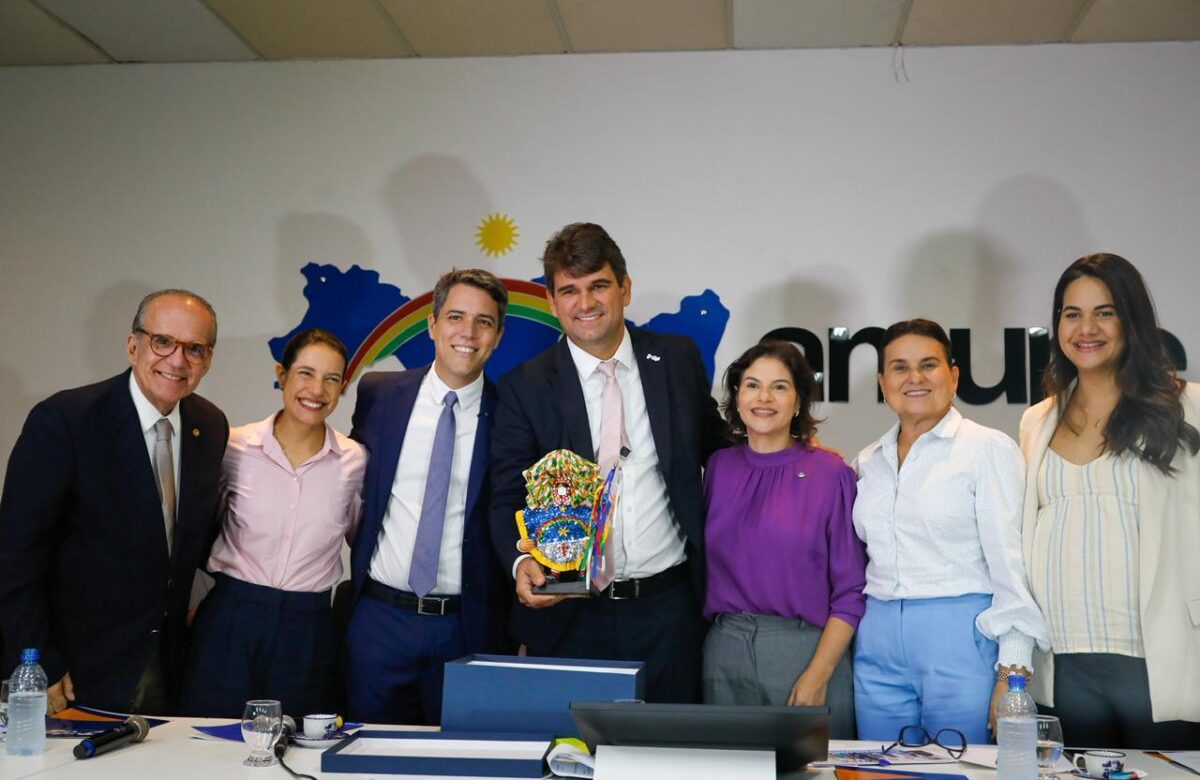 “O Governo de Pernambuco enxerga os municípios e tem mais atitude do que discurso”, afirma a governadora Raquel Lyra na posse de Pedro Freitas como presidente da Amupe