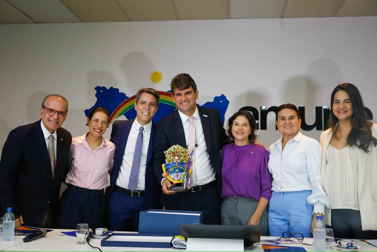 “O Governo de Pernambuco enxerga os municípios e tem mais atitude do que discurso”, afirma a governadora Raquel Lyra na posse de Pedro Freitas como presidente da Amupe