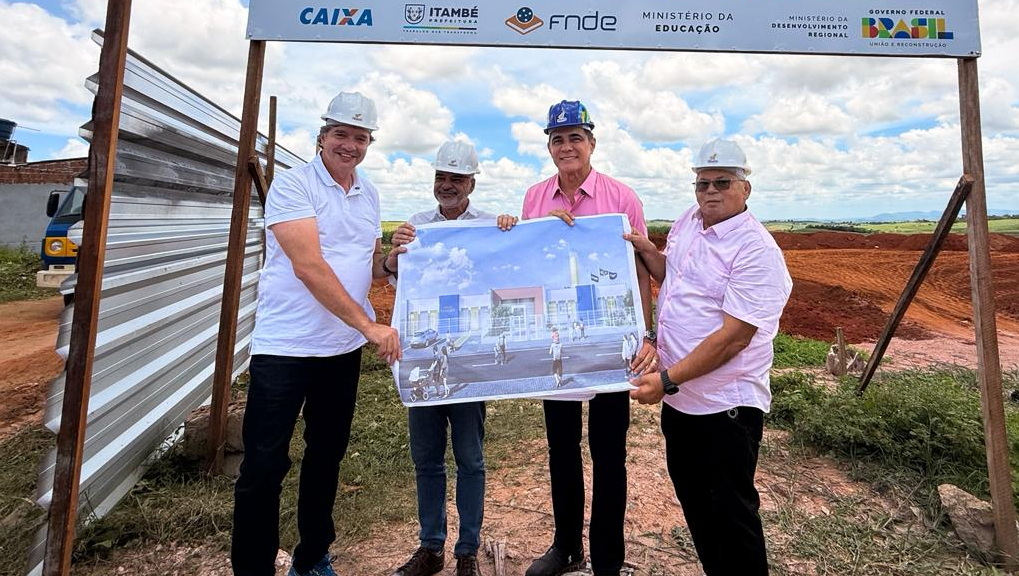 Prefeito Armando Pimentel recebe senador Humberto Costa e deputado Júnior Uchôa em agenda de visitas a obras em Itambé
