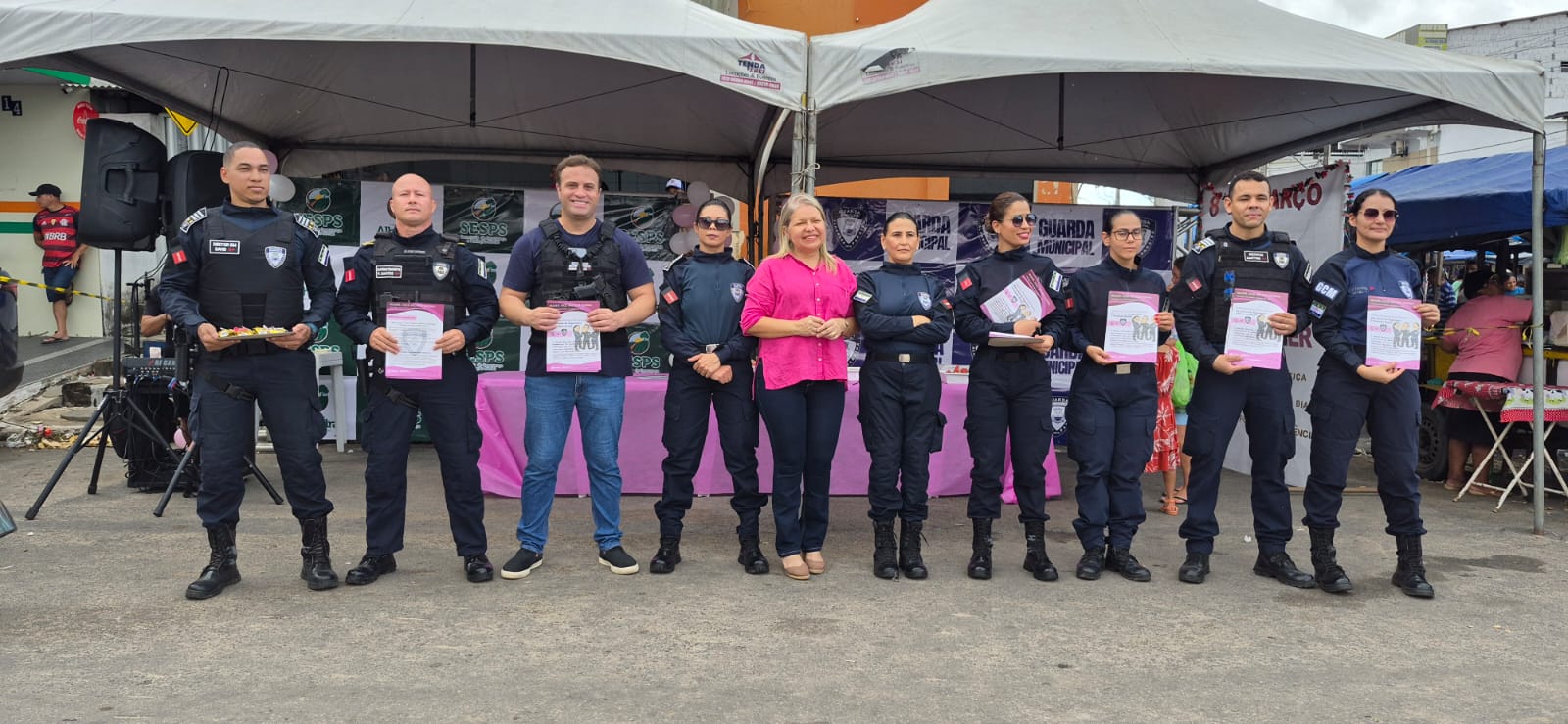 Secretaria de Segurança e Guarda Municipal realizam ação de conscientização contra a violência doméstica na Feira de Alhandra