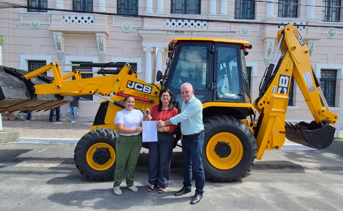 Prefeitura de Goiana amplia frota de equipamentos com chegada de retroescavadeira - Foto (Divulgação)