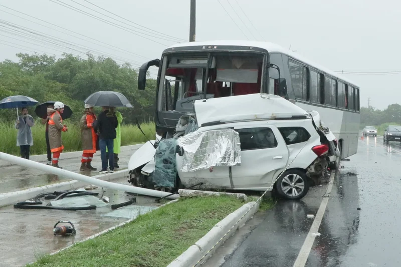 Colisão entre ônibus e carro deixa dois mortos na PE-09, no acesso a Porto de Galinhas - Sidney Lucena