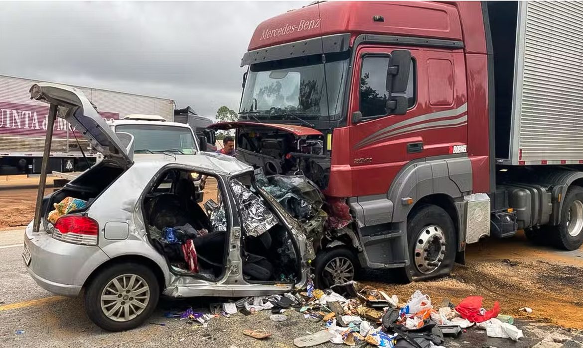 Tragédia na BR-251: família de seis pessoas perde a vida em colisão frontal no norte de Minas