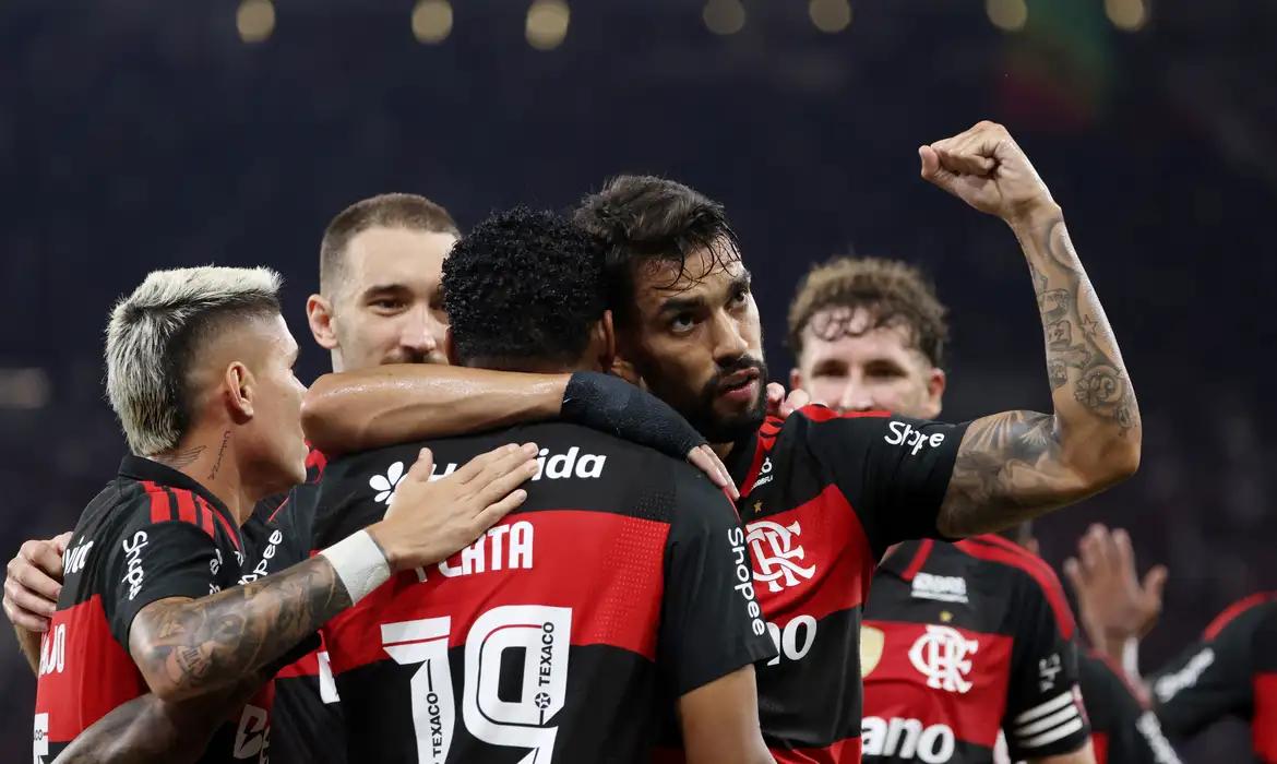 Flamengo busca força no segundo tempo, reverte placar e supera o Santos por 3 a 1 no Maracanã