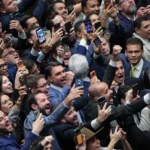Congresso derruba veto de Lula e altera regras penais para condenados do 8 de Janeiro; Bolsonaro é o principal beneficiado