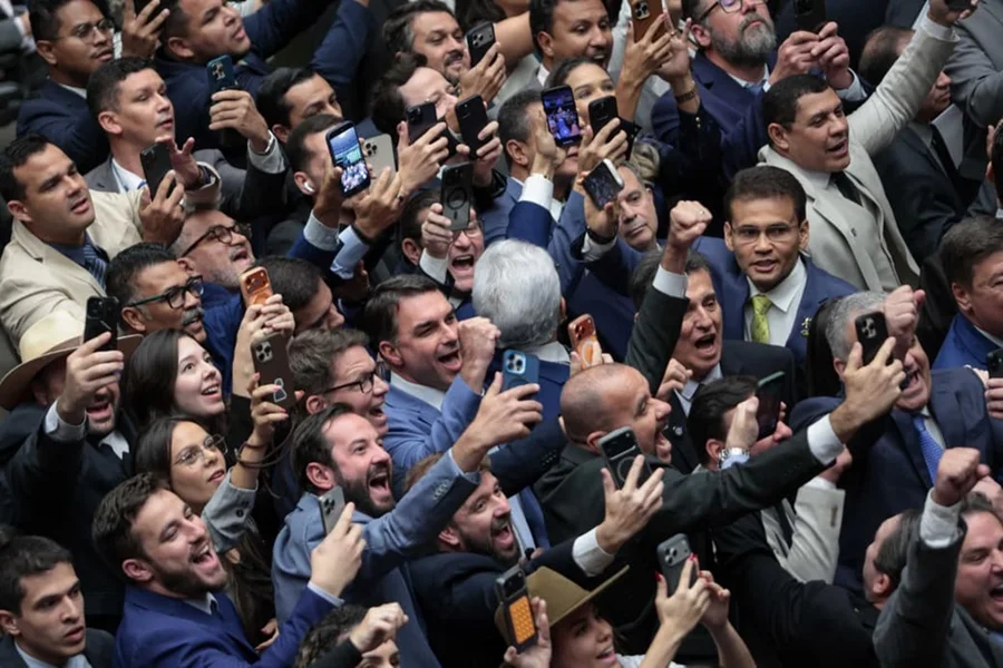 Congresso derruba veto de Lula e altera regras penais para condenados do 8 de Janeiro; Bolsonaro é o principal beneficiado