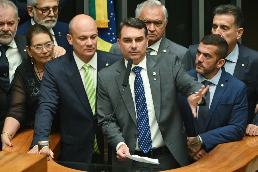 Flávio Bolsonaro defende CPMI do Banco Master e tenta conter desgaste com caso Vorcaro