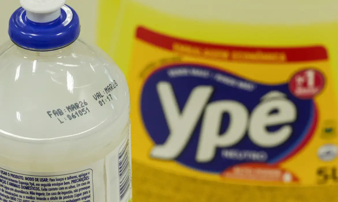 Anvisa reafirma bloqueio a produtos Ypê: lotes contaminados seguem proibidos