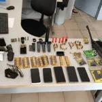 Arsenal em casa: Mulher é presa com revólver, fuzil e silenciadores no Conde (PB)