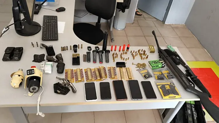 Arsenal em casa: Mulher é presa com revólver, fuzil e silenciadores no Conde (PB)