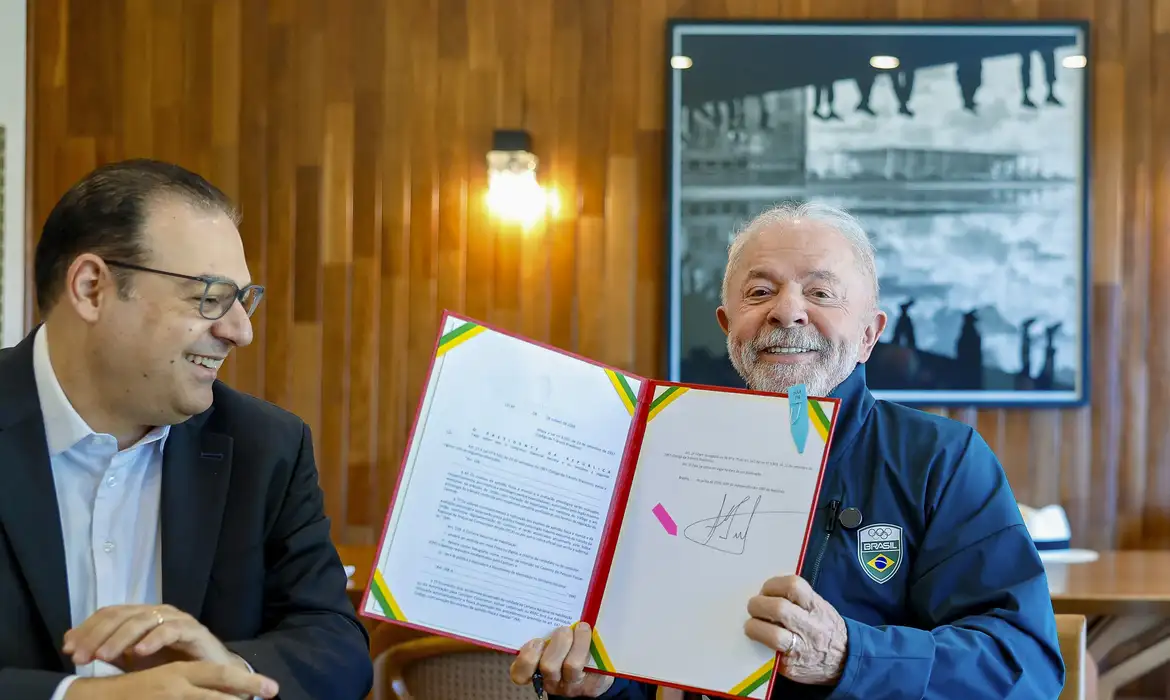 Lula sanciona lei da renovação automática da CNH: entenda quem tem direito e como economizar