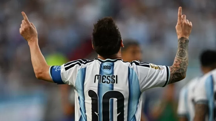 Com hat-trick histórico de Messi, Argentina goleia a Argélia na estreia da Copa do Mundo