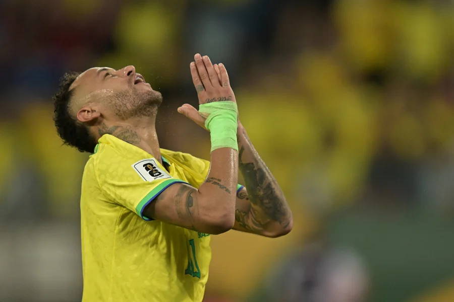 Neymar apresenta boa evolução em exame, mas dúvida sobre estreia na Copa persiste
