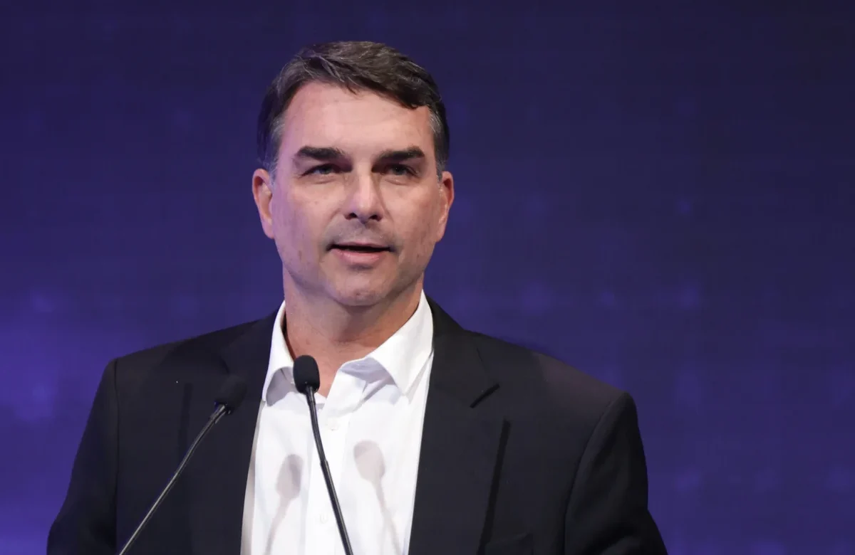 Flávio Bolsonaro promete "reverter estrago" de Lula em audiência nos EUA sobre tarifa de 25%