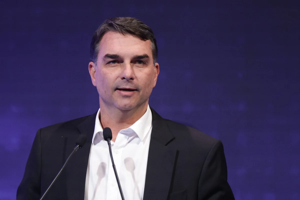 Flávio Bolsonaro promete “reverter estrago” de Lula em audiência nos EUA sobre tarifa de 25%