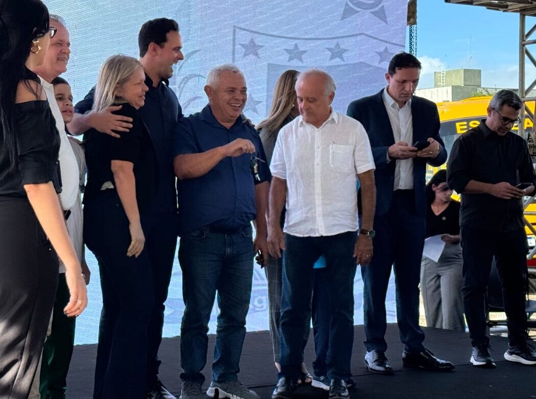 Em entrega de ônibus com o governador Lucas Ribeiro, prefeito Marcelo Rodrigues e vice Zilda do Varejão brilham e ofuscam Branco Mendes