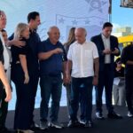 Em entrega de ônibus com o governador Lucas Ribeiro, prefeito Marcelo Rodrigues e vice Zilda do Varejão brilham e ofuscam Branco Mendes