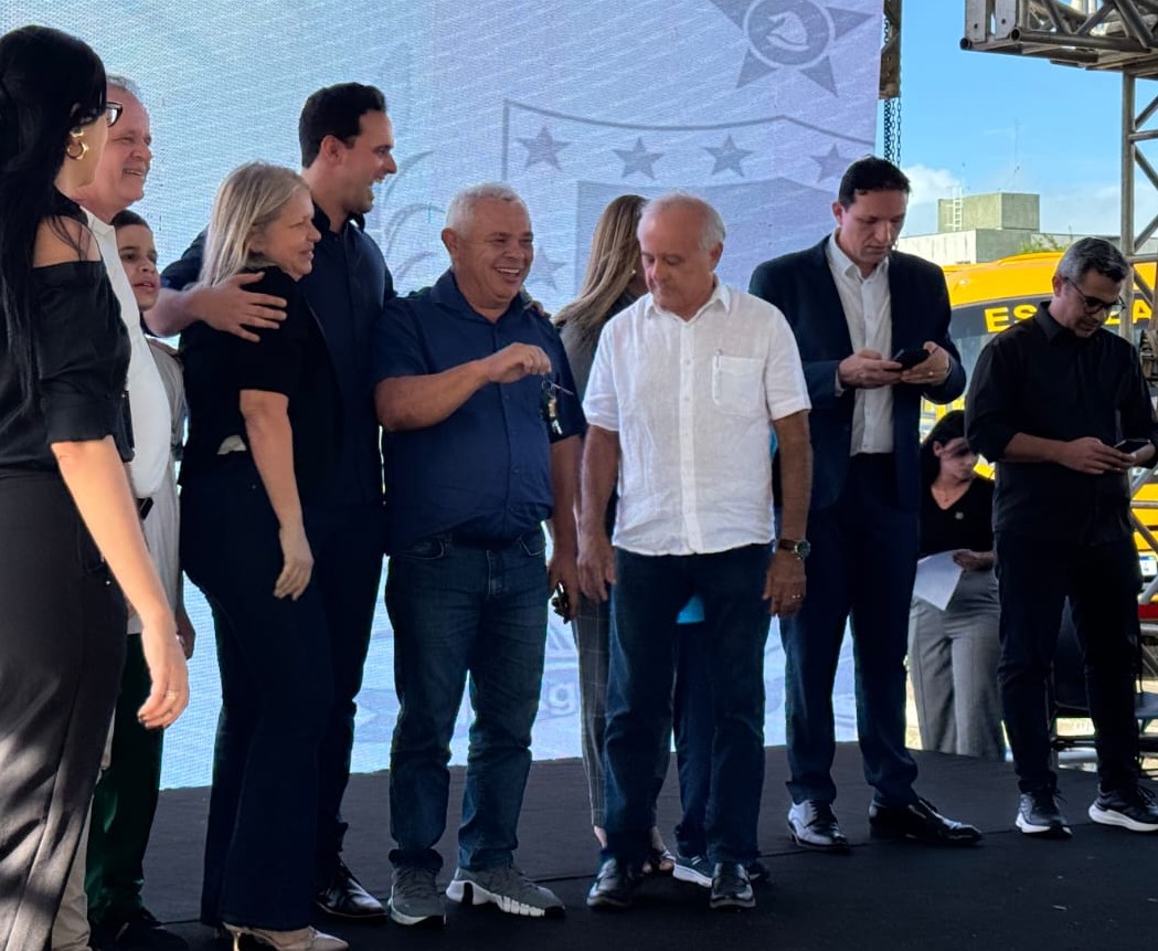 Em entrega de ônibus com o governador Lucas Ribeiro, prefeito Marcelo Rodrigues e vice Zilda do Varejão brilham e ofuscam Branco Mendes