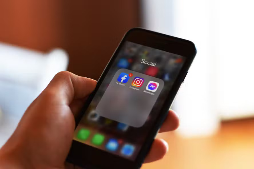 França proíbe redes sociais para menores de 15 anos e lidera onda global de proteção digital infantil