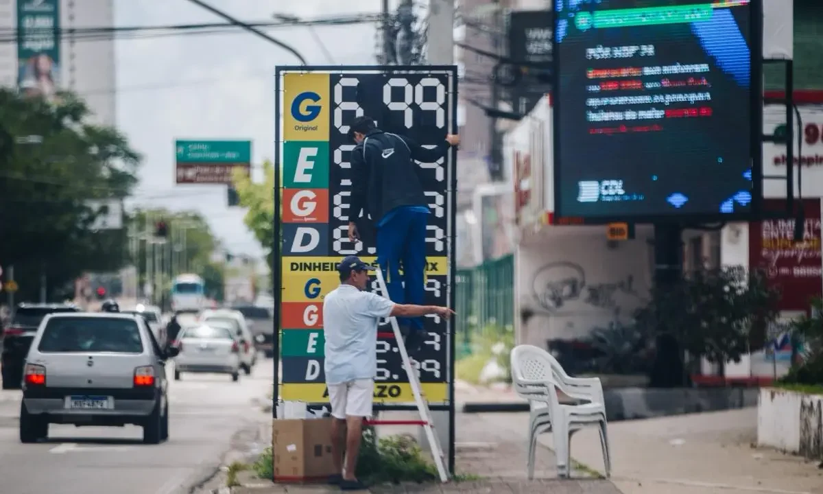 Gasolina dispara em Fortaleza e atinge patamar de R$ 6,99 o litro