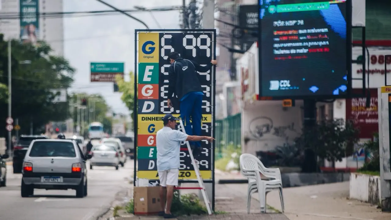 Gasolina dispara em Fortaleza e atinge patamar de R$ 6,99 o litro