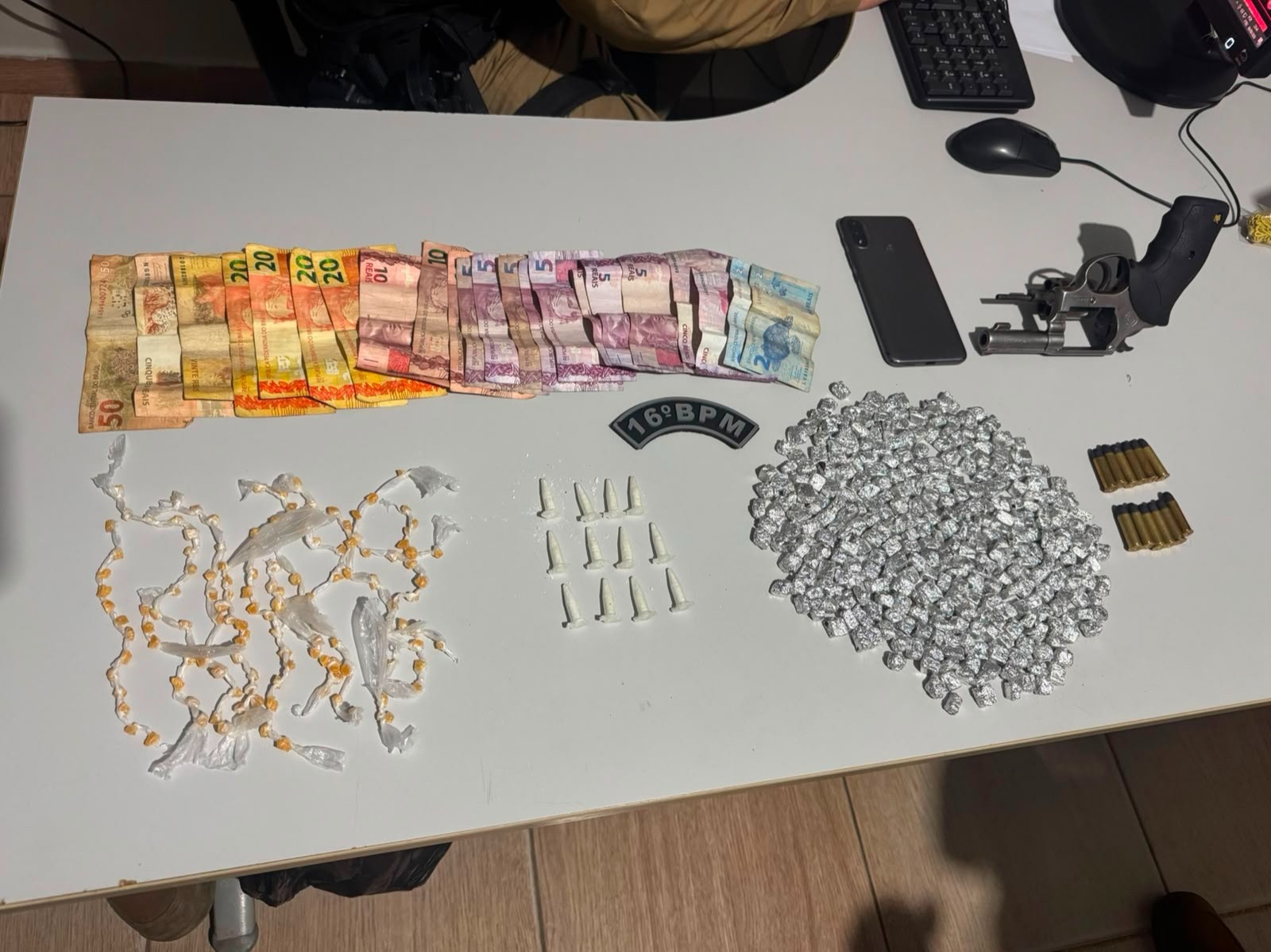 Ação da Polícia Militar em Pitimbu Resulta na Prisão de Suspeito e na Apreensão de Arma de Fogo e Drogas Durante Patrulhamento Ostensivo