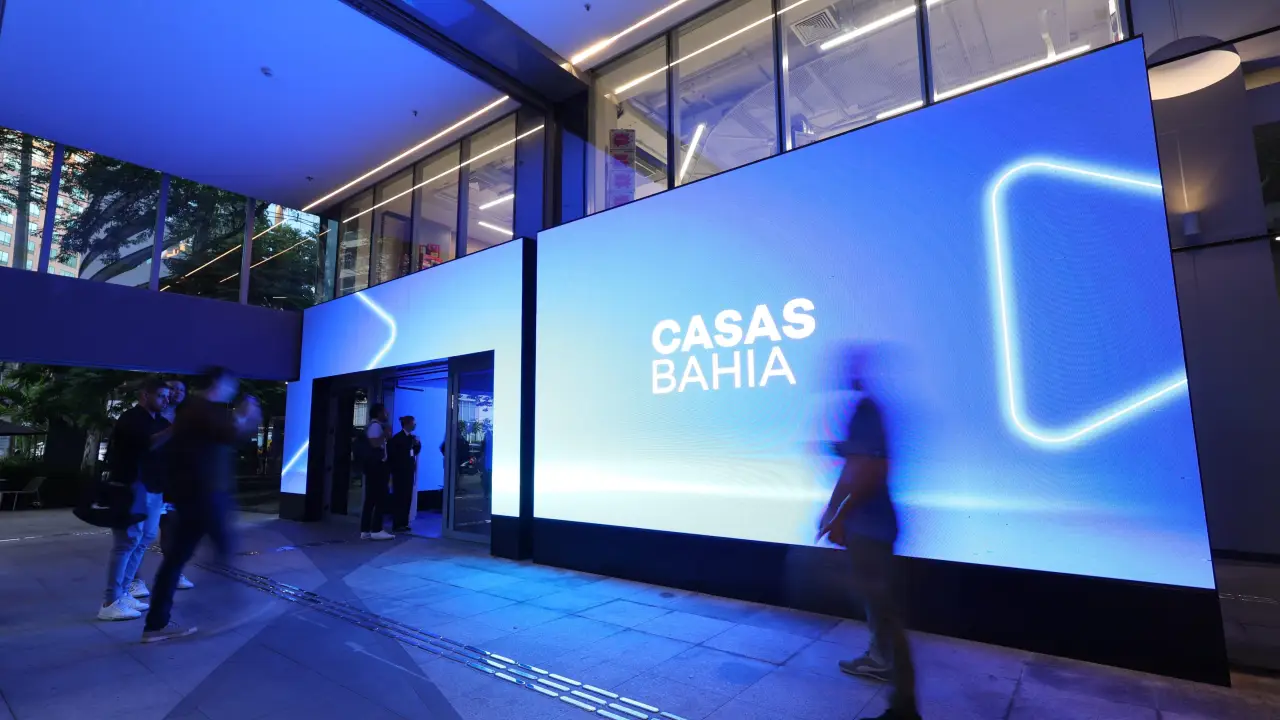 Casas Bahia fecha 298 lojas de uma só vez e demissões podem chegar a 3 mil; reestruturação pesada sacode a rede