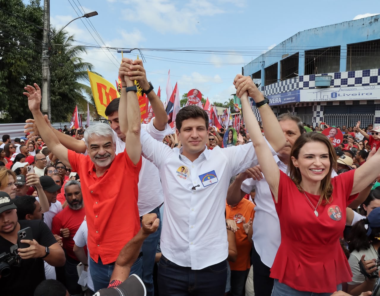 Com o Time de Lula, Humberto abre campanha em caminhadas que lotaram ruas do Cabo e do Recife