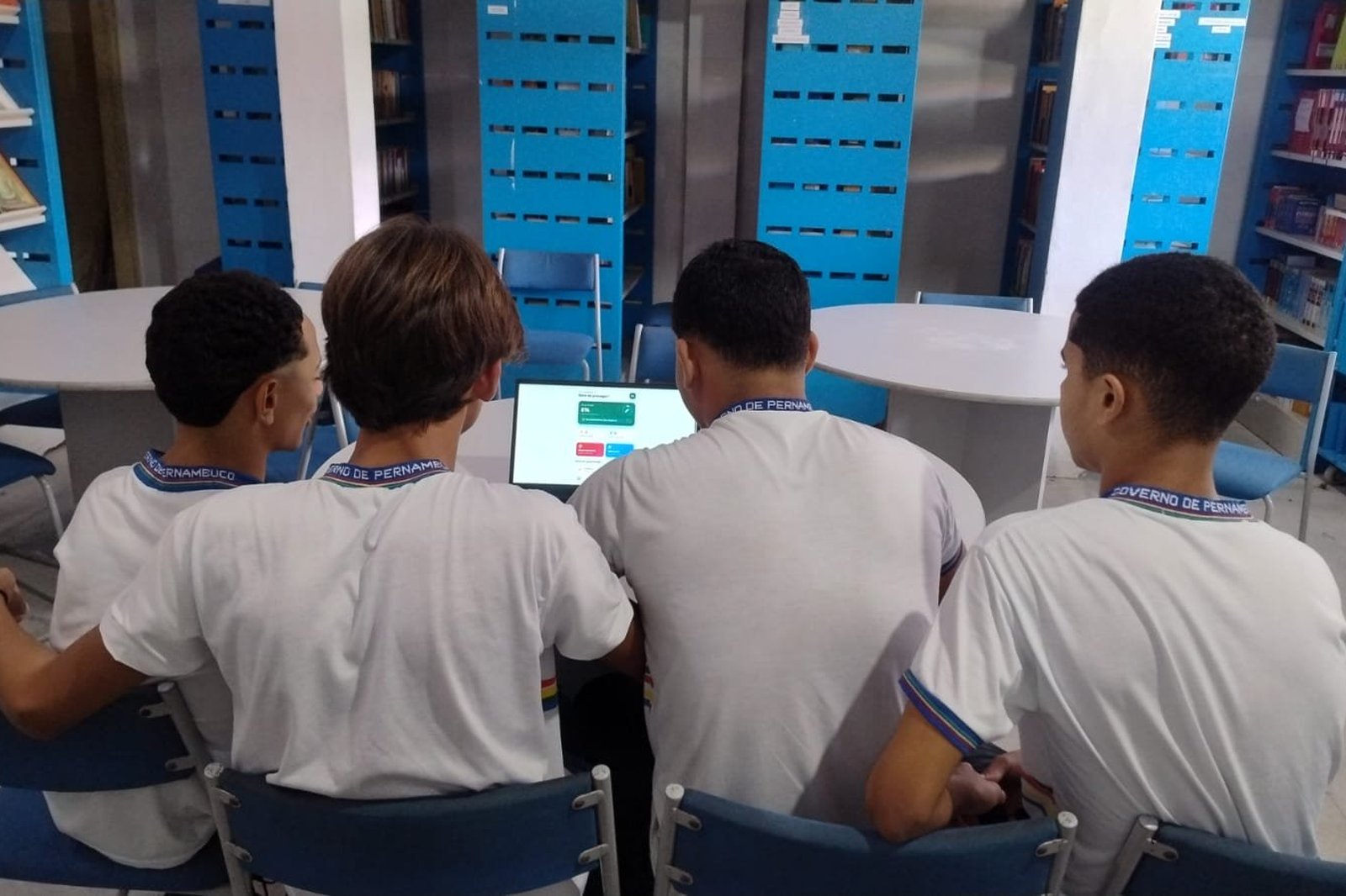 Estudantes de PE usam tecnologia para combater fake news sobre vacinas e facilitar agendamentos na saúde pública