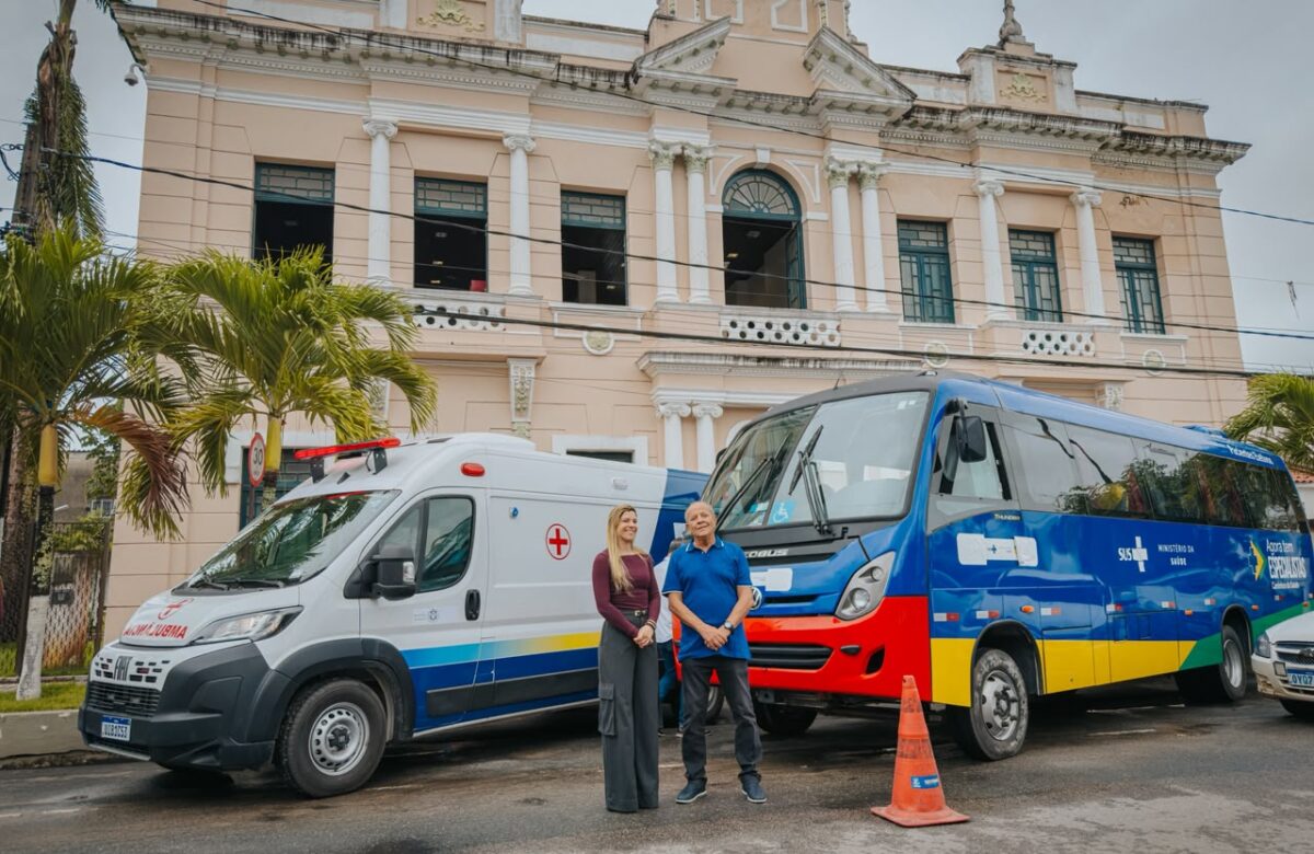 Goiana recebe ambulância UTI e ônibus para transporte de pacientes em TFD