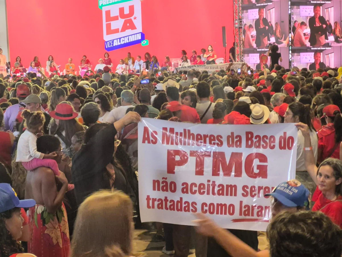Petistas protestam em evento com Lula em BH e cobram piso de R$ 80 mil para candidaturas