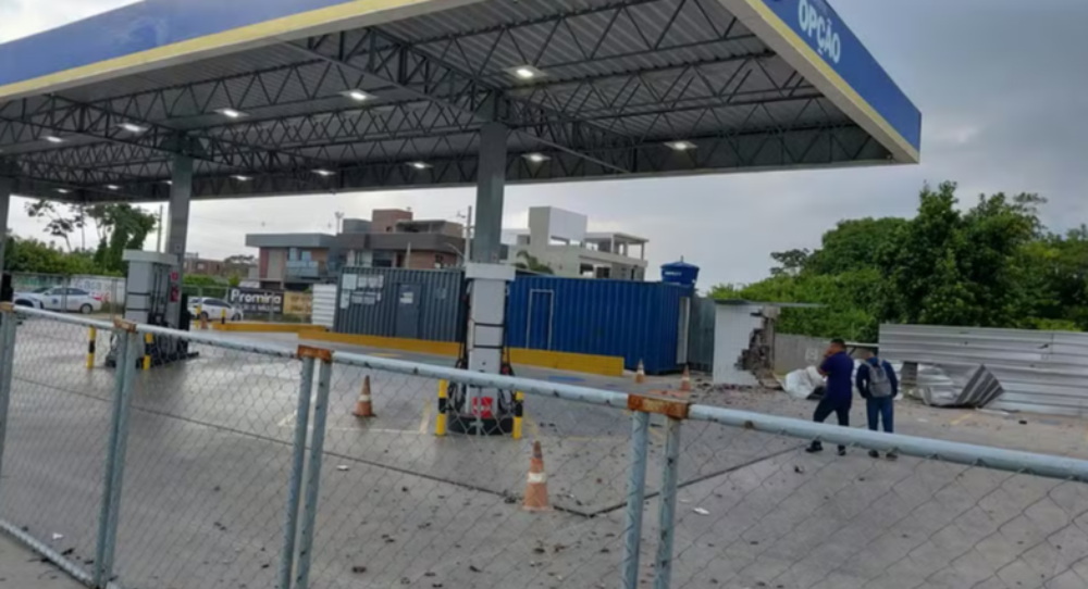 Suspeitos explodem cofre de posto e trocam tiros com PM em João Pessoa; é o segundo ataque no local este ano