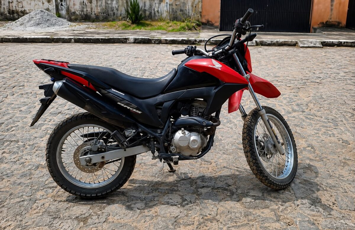 Polícia Militar recupera motocicleta com registro de roubo/furto abandonada em Caaporã
