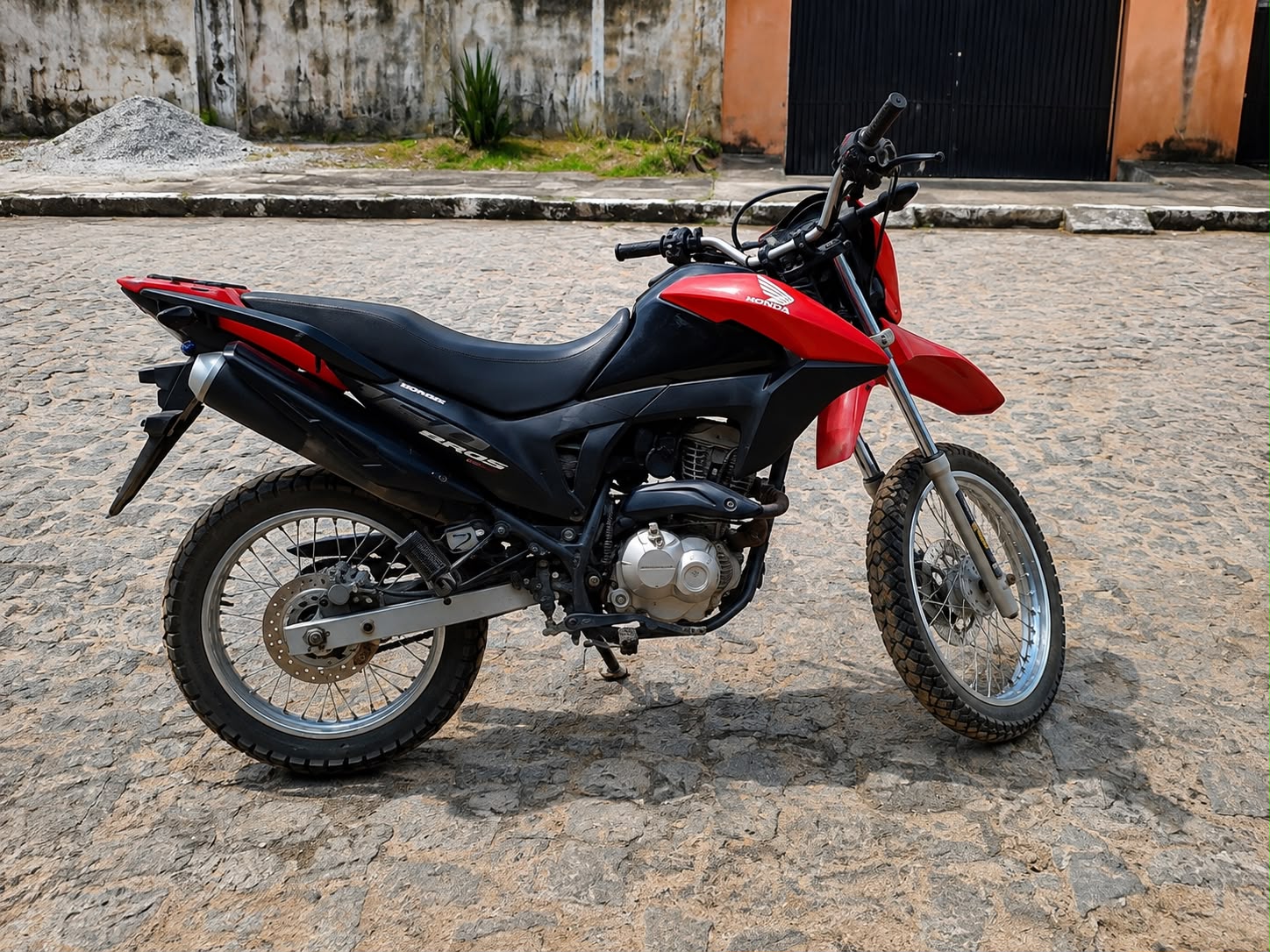 Polícia Militar recupera motocicleta com registro de roubo/furto abandonada em Caaporã