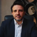 Renan Santos propõe ajuste fiscal de R$ 1 trilhão e reformulação do Bolsa Família em plano de governo